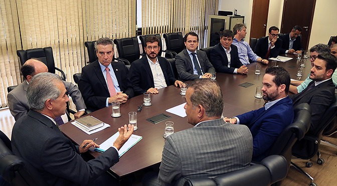 Governo convoca reunião e JBS anuncia retomada dos abates e manutenção de investimentos