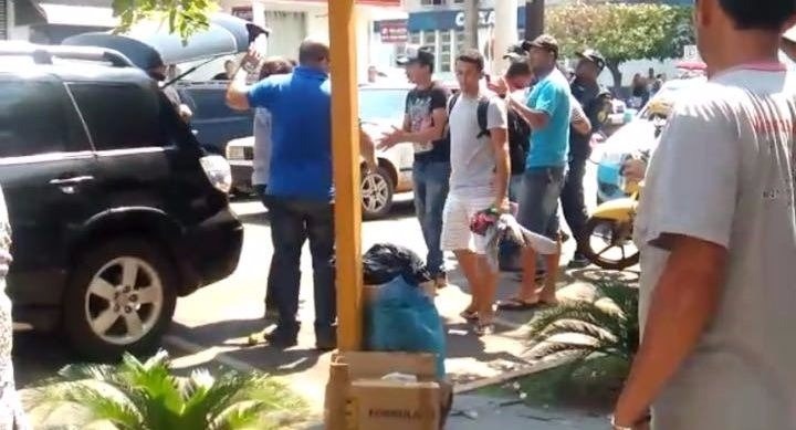 Cumprindo lei municipal, fiscais recolhem mercadoria de ambulantes no centro 