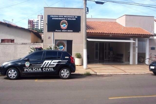 Homem tenta assassinar namorada que registrou queixa por violência doméstica Homem tenta assassinar namorada que registrou queixa por violência doméstica