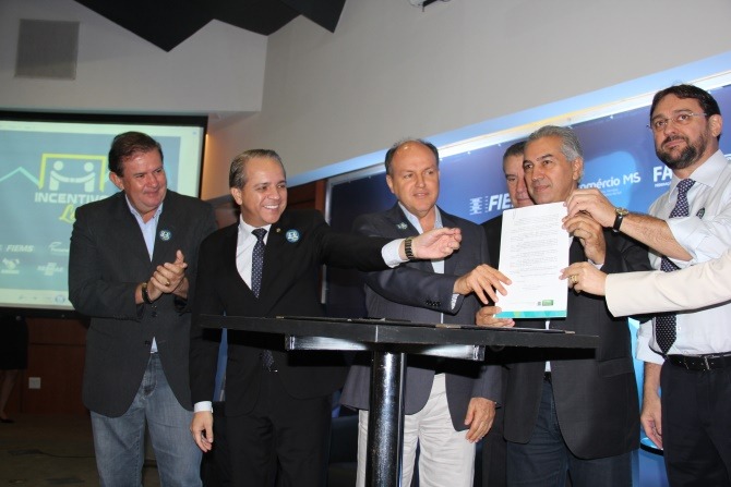 Eduardo Rocha participa de sanção do projeto que aumenta tempo de incentivos para MS