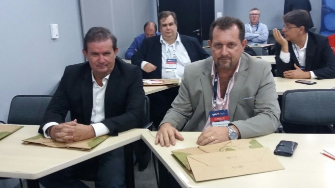 Eduardo Rocha e prefeito de Ribas do Rio Pardo participam de evento nacional sobre floresta Eduardo Rocha e prefeito de Ribas do Rio Pardo participam de evento nacional sobre floresta