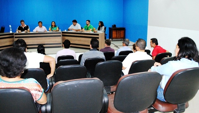 Akira e Cristina reúnem Abrasel, vigilância e fiscalização ambiental para discutir adequações no setor alimentício Akira e Cristina reúnem Abrasel, vigilância e fiscalização ambiental para discutir adequações no setor alimentício