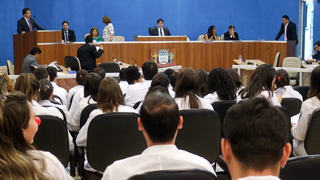 Acadêmicos e moradores de loteamento buscam apoio de vereadores Acadêmicos e moradores de loteamento buscam apoio de vereadores