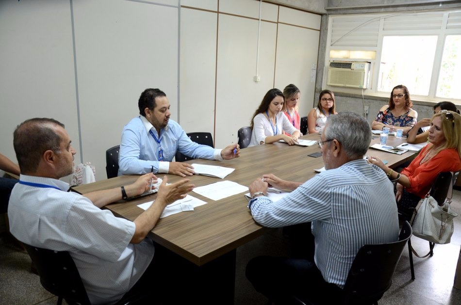 Representantes de principais empresas de telefonia reúne-se com assessor do Procon Representantes de principais empresas de telefonia reúne-se com assessor do Procon