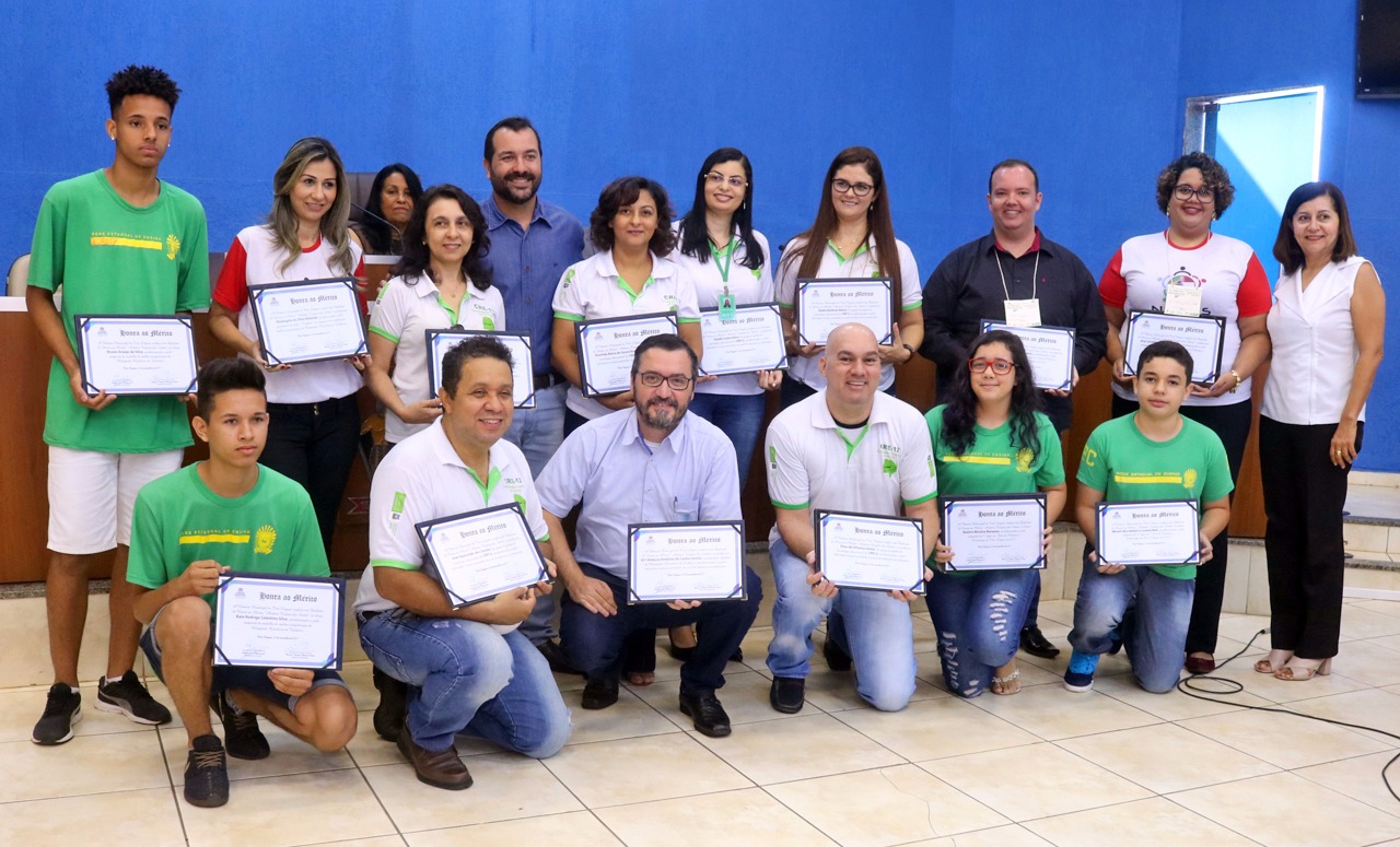 Estudantes e professores são homenageados em duas solenidades na Câmara