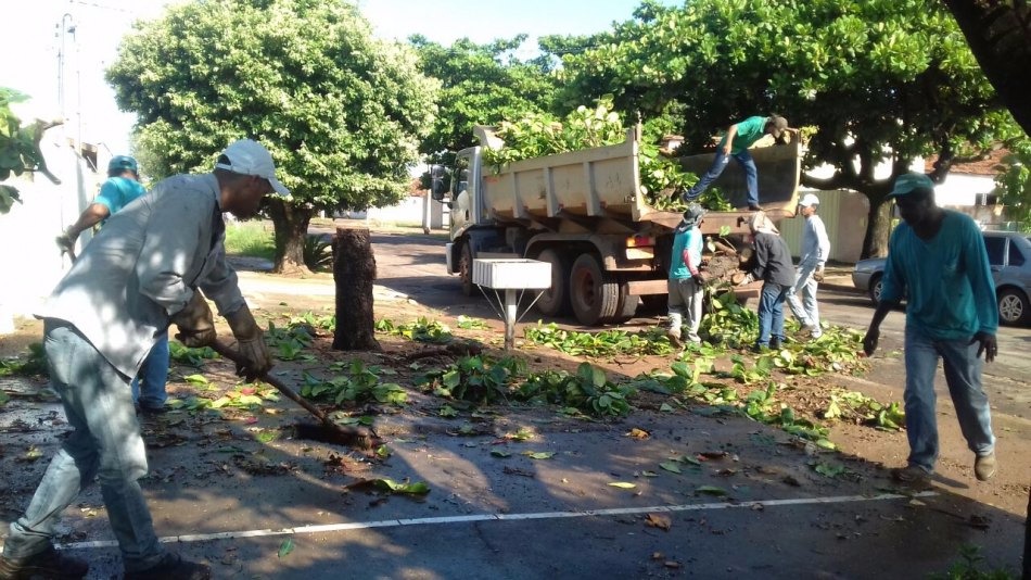 Após chuva, SEINTRA empenha equipes na limpeza de Três Lagoas Após chuva, SEINTRA empenha equipes na limpeza de Três Lagoas