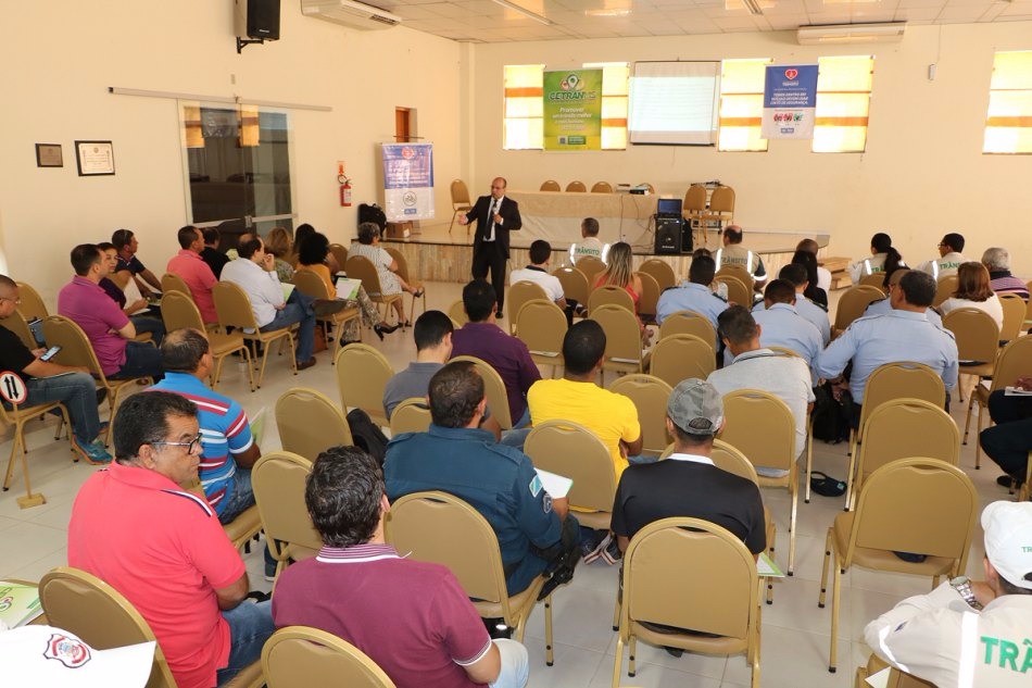 Encontro realizado pela Prefeitura e Cetran discute novas alterações no Código de Trânsito Encontro realizado pela Prefeitura e Cetran discute novas alterações no Código de Trânsito