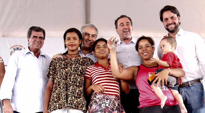 Com ministro, governador realiza sonho da casa própria de 327 famílias