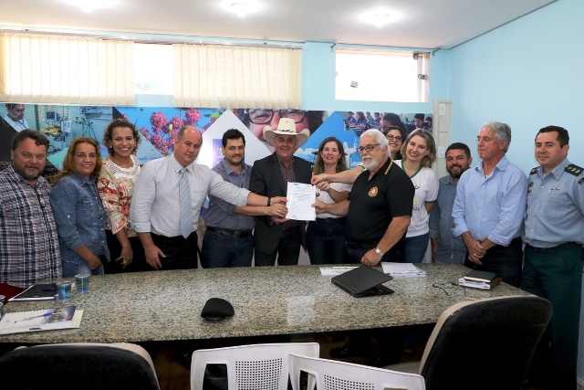 Plano de enfrentamento à violência sexual é entregue ao prefeito Plano de enfrentamento à violência sexual é entregue ao prefeito