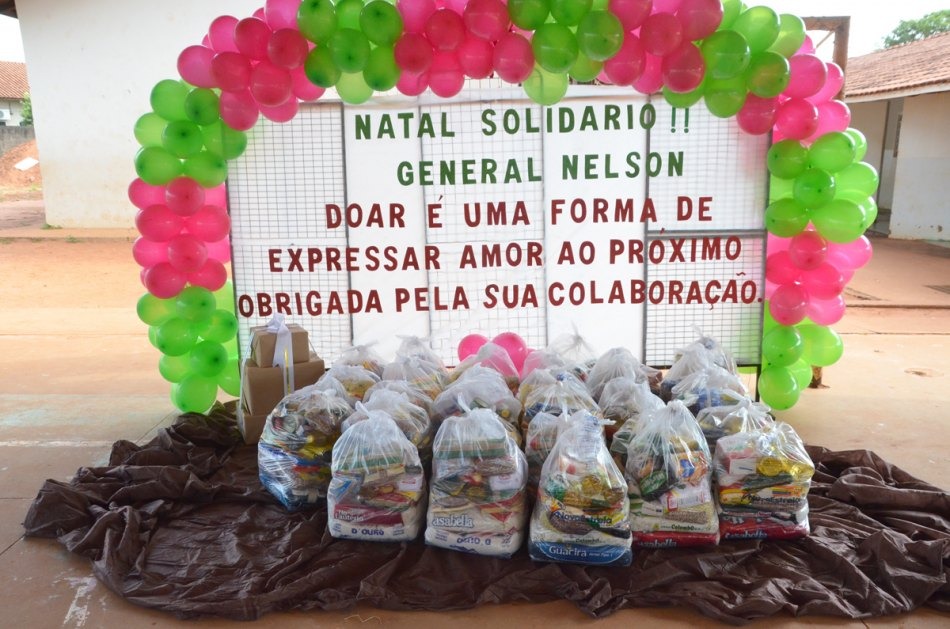 Escola promove Natal solidário e arrecada 31 cestas de alimentos
