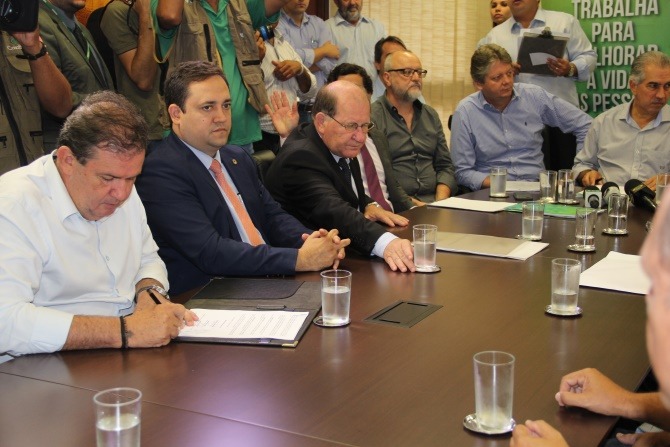 Deputado Eduardo Rocha participa de assinatura da redução do ICMS do leite Deputado Eduardo Rocha participa de assinatura da redução do ICMS do leite