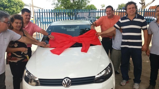 Por meio de suas emendas, deputado Eduardo Rocha entrega carro para Apae de Bataguassu