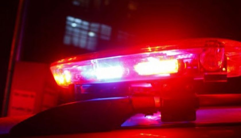 Bandidos fazem família de refém, roubam carros e armas Bandidos fazem família de refém, roubam carros e armas