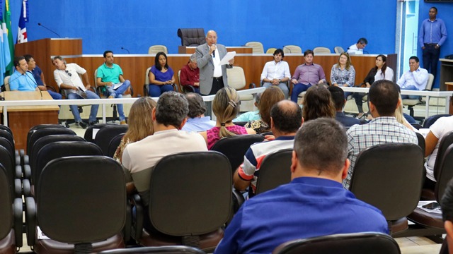 Vereadores e prefeito reúnem-se com senador Pedro Chaves na Câmara