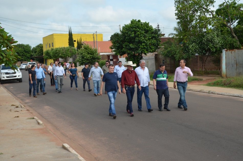 Prefeitura entrega obra de asfalto e drenagem na Vila Viana