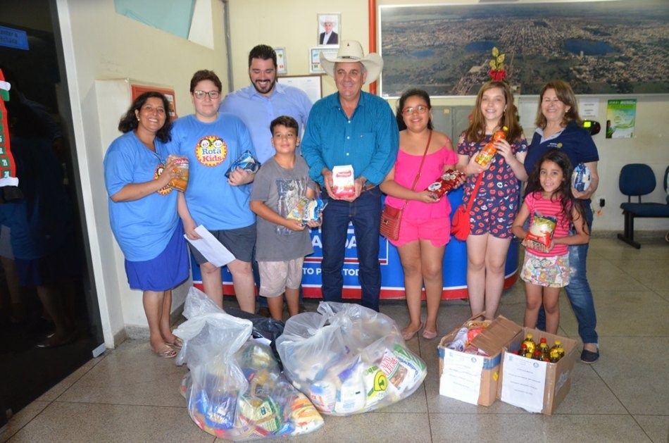 Rotary Kids entrega alimentos para o ‘Natal Solidário’
