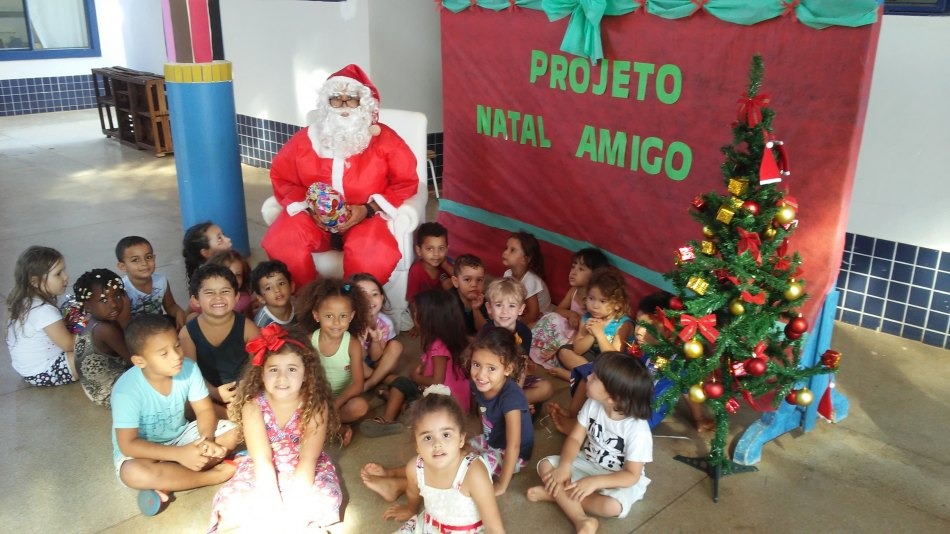 Servidores do CEI Profº Neife de Souza Lima se unem para presentear mais de 230 alunos