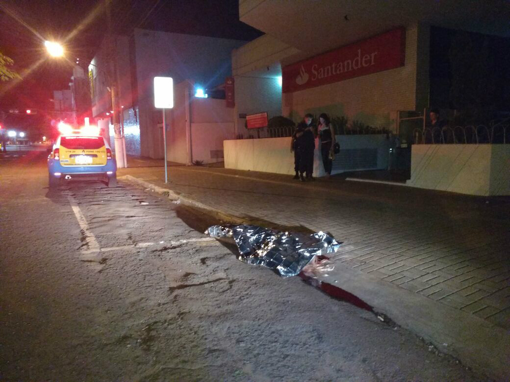 Grupo de travestis foge em carro após matar ‘Paola Bracho’ a facadas