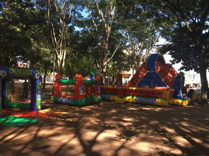 Prefeitura de Três Lagoas disponibiliza brinquedos infláveis na Lagoa Maior