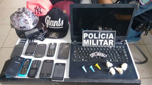 Ponto de venda de drogas é fechado pela PM e jovem de 18 anos é apontada como chefe do tráfico