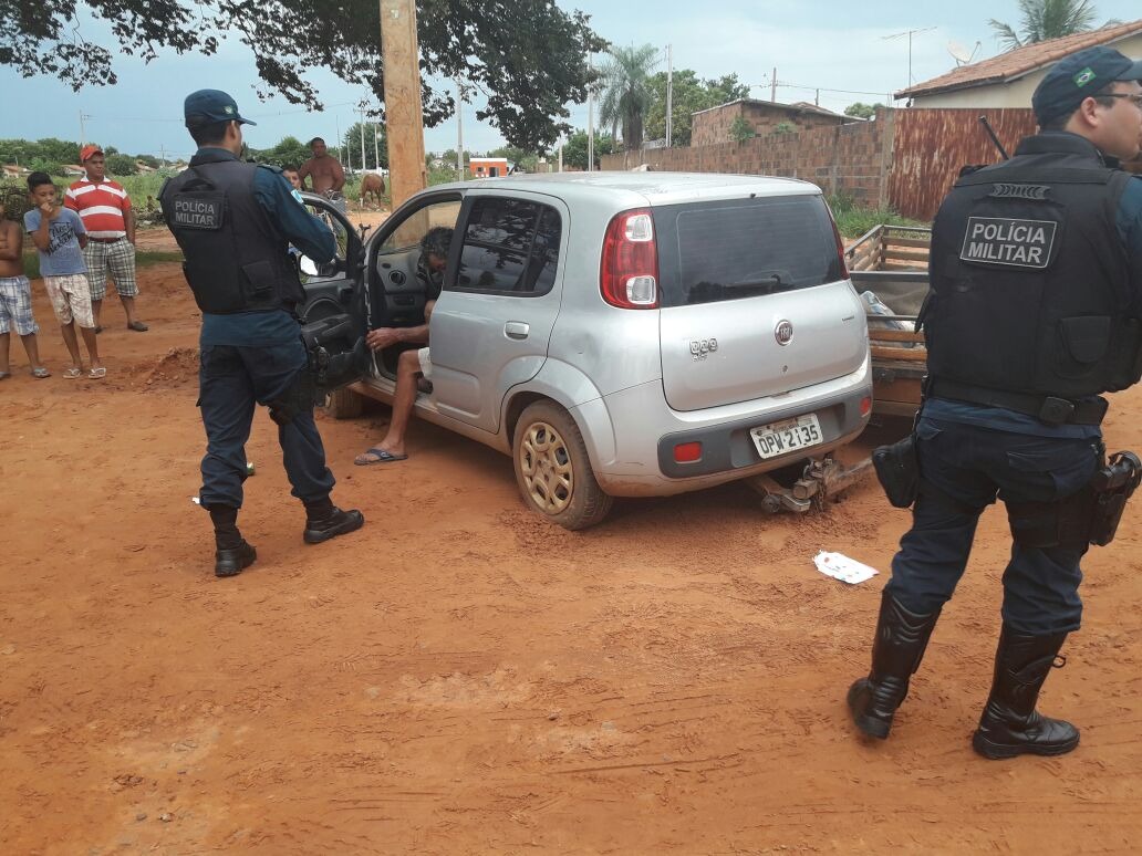 Após bebedeira de comemoração homem embriagado colidiu com poste e foi preso em flagrante
