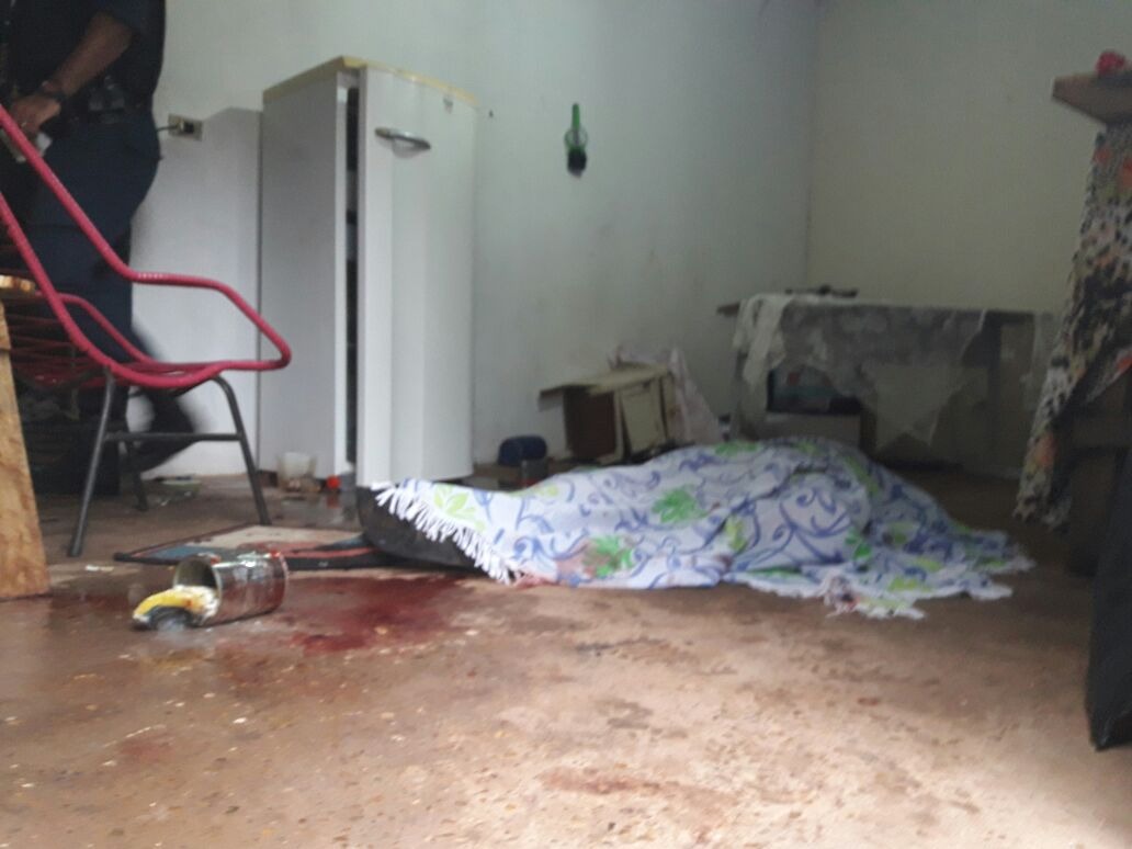 Homem é morto a facadas em Três Lagoas; esposa presa em flagrante é a principal suspeita Homem é morto a facadas em Três Lagoas; esposa presa em flagrante é a principal suspeita