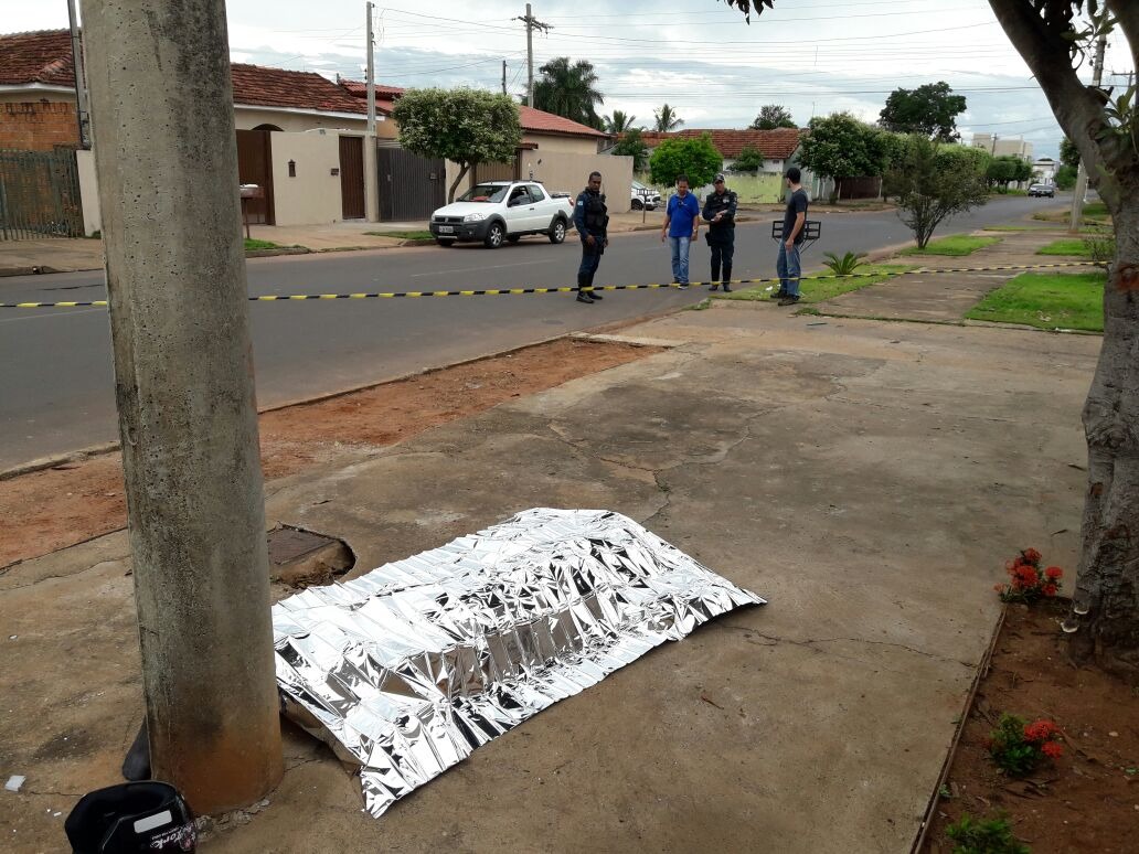 Motociclista perde a vida após bater em poste no Santos Dumont