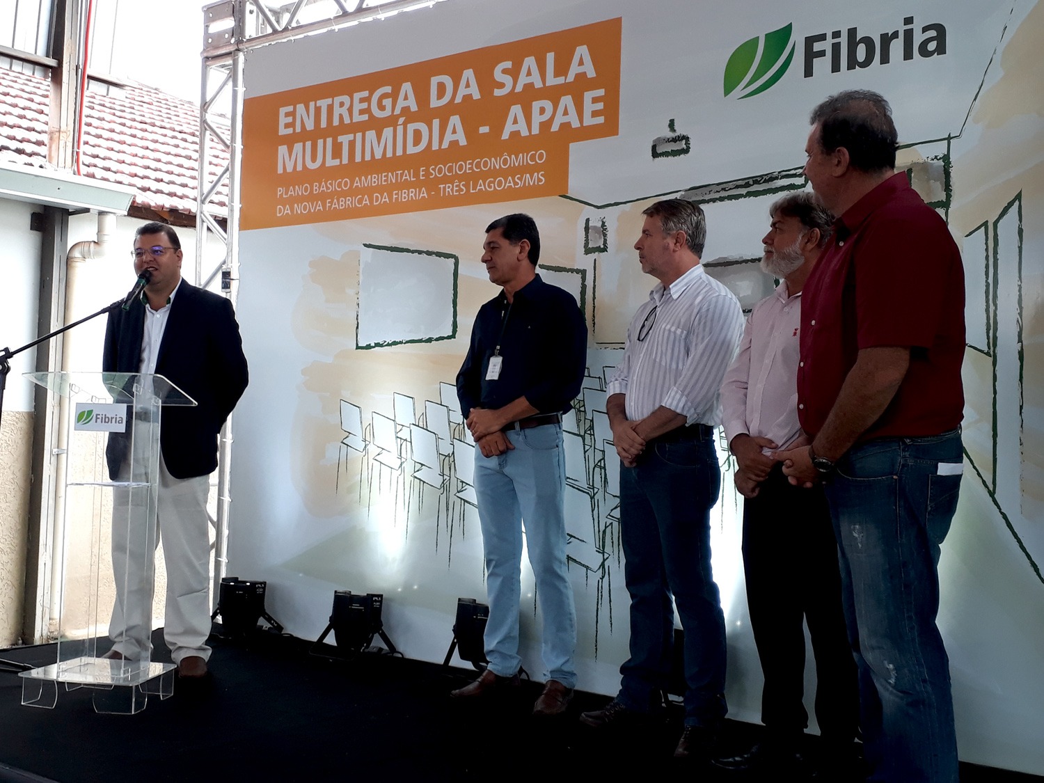 Fibria faz entrega e inauguração de sala multimídia para Apae de Três Lagoas Fibria faz entrega e inauguração de sala multimídia para Apae de Três Lagoas