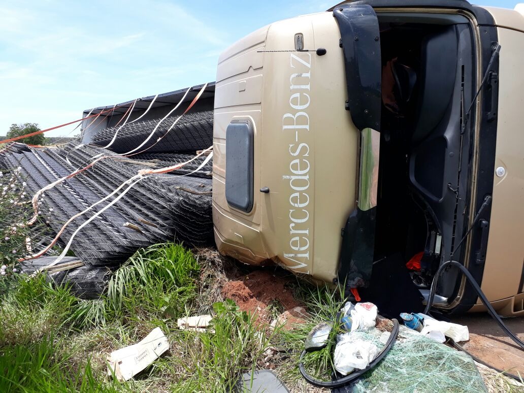 Motorista fica ferido após carreta tombar em trevo da MS-112 