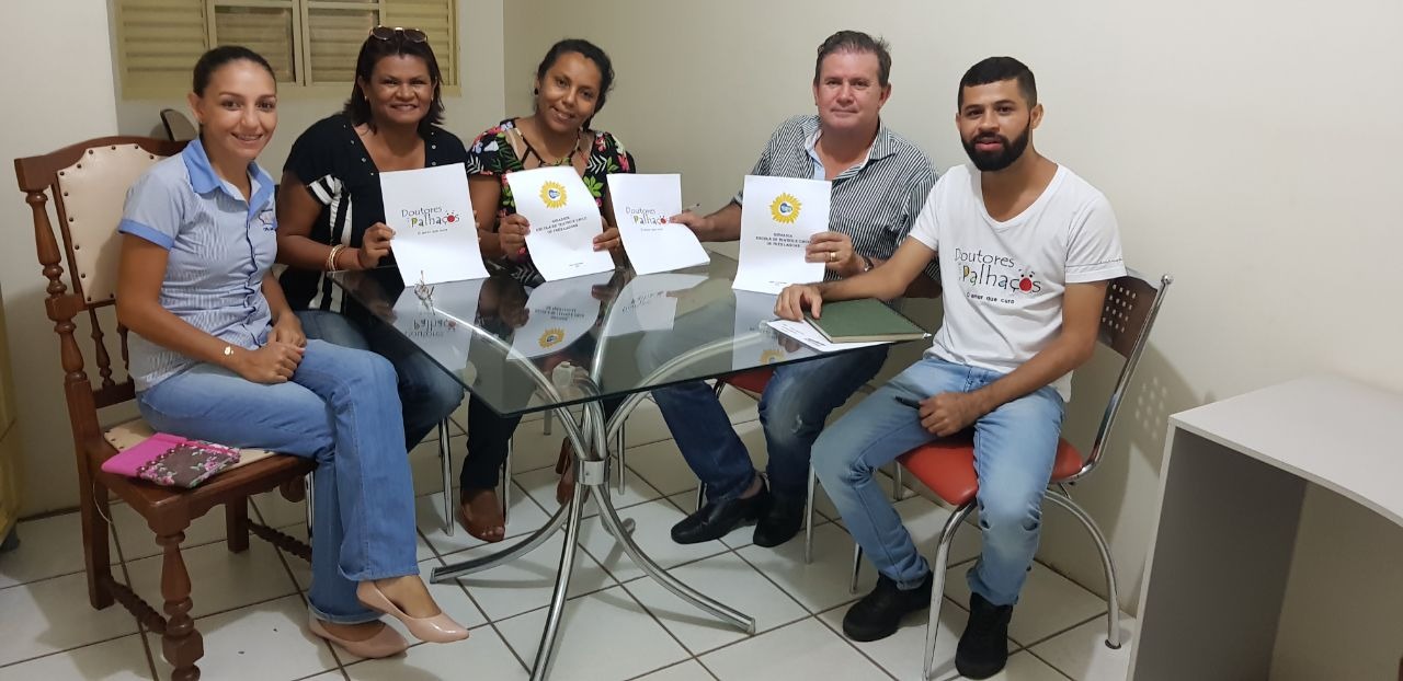 Membros da Associação Sul-mato-grossense Girassol Cultura pedem apoio a Eduardo Rocha