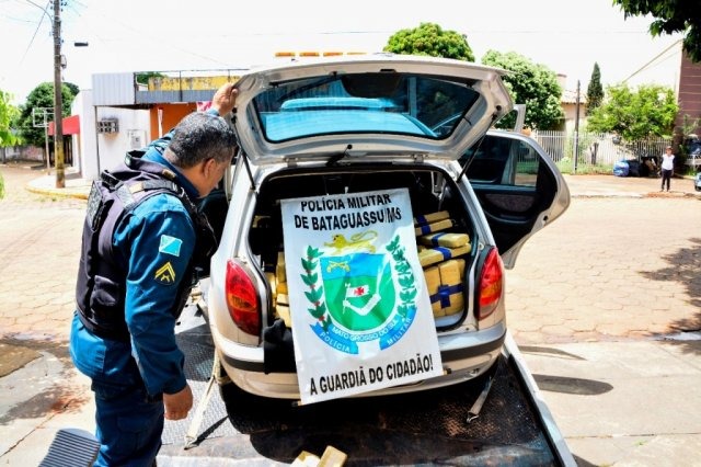 Após perseguição, motorista abandona veículo com meia tonelada de maconha