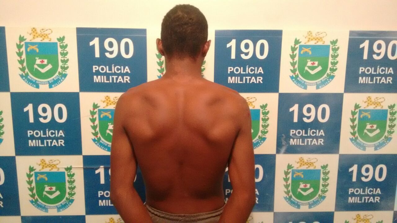 Força Tática encontra entorpecentes enterrados em quintal e prende homem por tráfico de drogas