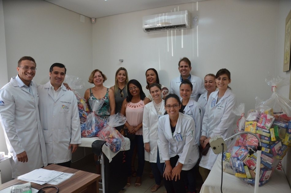 Instituto do Câncer recebe doação de caixas de gelatina e R$ 800 de alunos da escola Joaquim Marques de Souza Instituto do Câncer recebe doação de caixas de gelatina e R$ 800 de alunos da escola Joaquim Marques de Souza