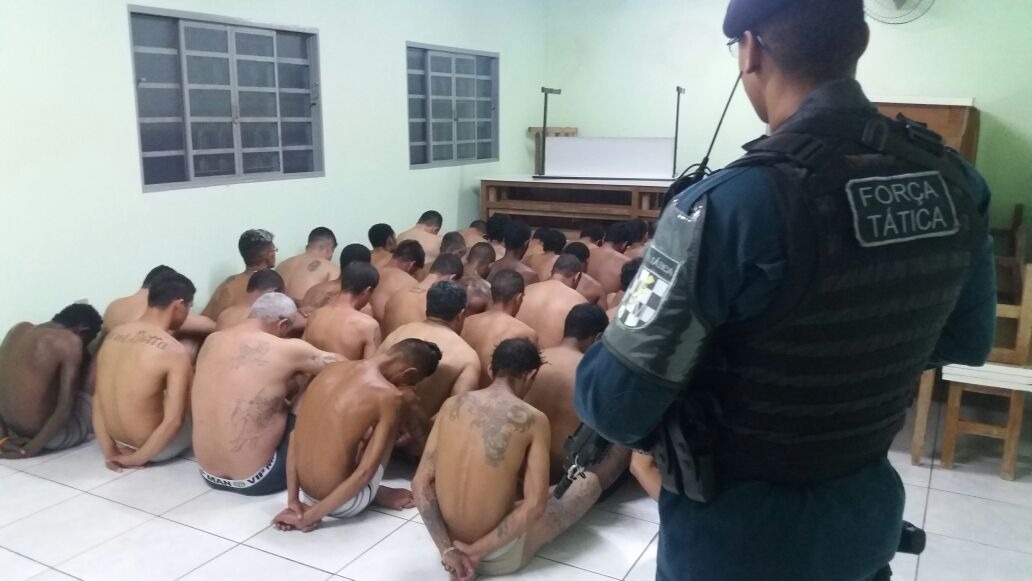 Polícia Militar realiza revista em estabelecimento penal semiaberto