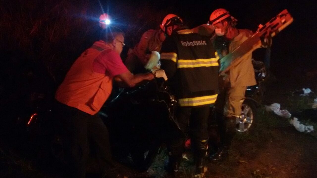 Carreta carregada com eucalipto tomba em cima de veículo que estavam mãe e filho