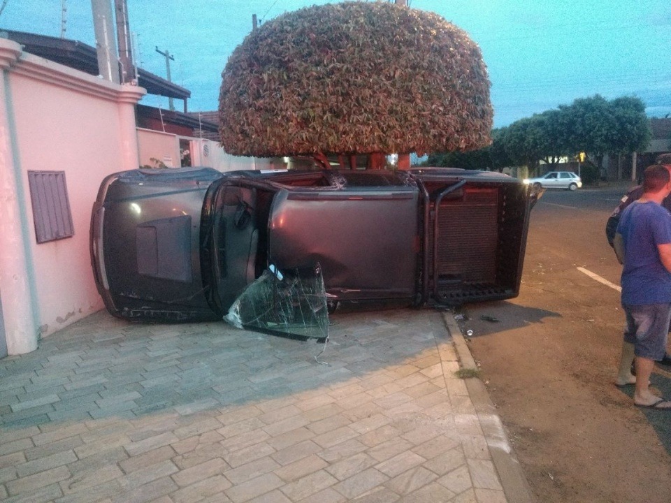 Homem embriagado perde controle de caminhonete e bate em caçamba de entulhos