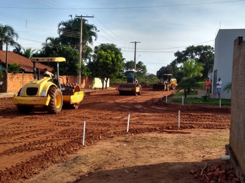 Jardim Dourados começa a receber obras de pavimentação após finalizar o sistema de drenagem Jardim Dourados começa a receber obras de pavimentação após finalizar o sistema de drenagem