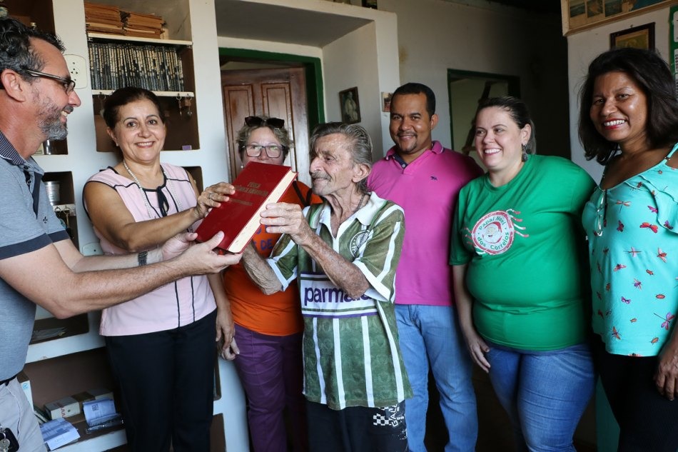 Idoso de 84 anos doa coleção de livros para escolas em Três Lagoas Idoso de 84 anos doa coleção de livros para escolas em Três Lagoas