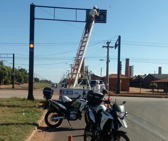 Semáforo da avenida Ponta Porã com Egídio Thomé já esta em funcionamento Semáforo da avenida Ponta Porã com Egídio Thomé já esta em funcionamento