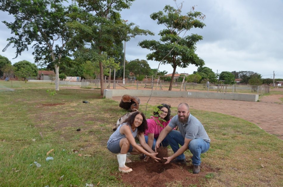 Praça do jardim das Acácias recebe mais 25 mudas de árvores pelo Projeto Áreas Mais Verdes Praça do jardim das Acácias recebe mais 25 mudas de árvores pelo Projeto Áreas Mais Verdes