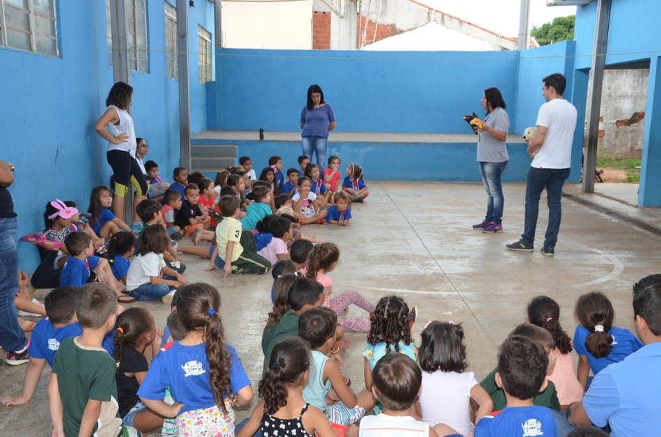 Saúde de Três Lagoas percorre escolas para falar da posse responsável de animais Saúde de Três Lagoas percorre escolas para falar da posse responsável de animais
