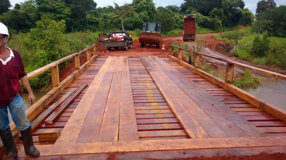 Ponte do Pombinho é reconstruída e volta a ser utilizada pela população rural de Três Lagoas Ponte do Pombinho é reconstruída e volta a ser utilizada pela população rural de Três Lagoas