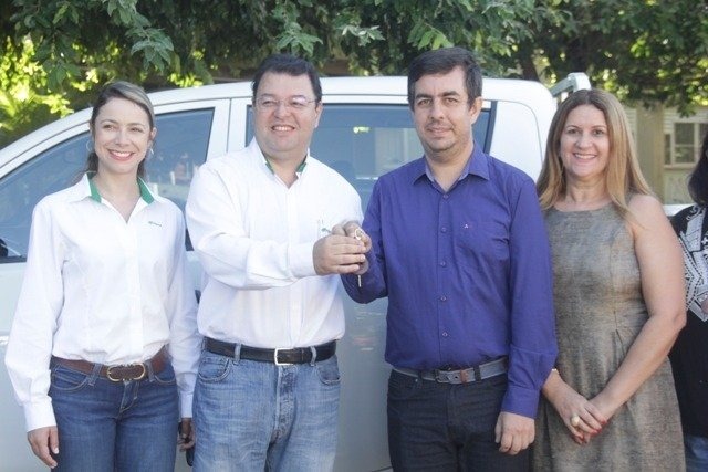 Caminhonete para fiscalização rural é doada pela Fíbria ao Imasul 