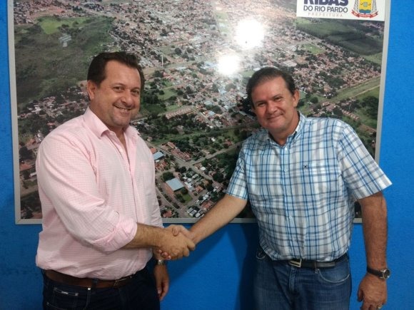 Eduardo Rocha recebe apoio do prefeito, Paulo Tucura, de Ribas do Rio Pardo Eduardo Rocha recebe apoio do prefeito, Paulo Tucura, de Ribas do Rio Pardo