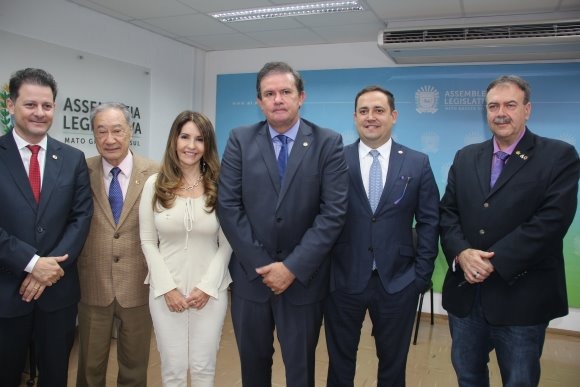 Eduardo Rocha, líder do MDB na Assembleia, anuncia que bancada deixa base de Reinaldo Azambuja