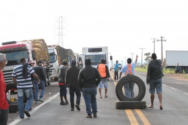 Caminhoneiros mantêm bloqueios em 74 pontos das rodovias de MS