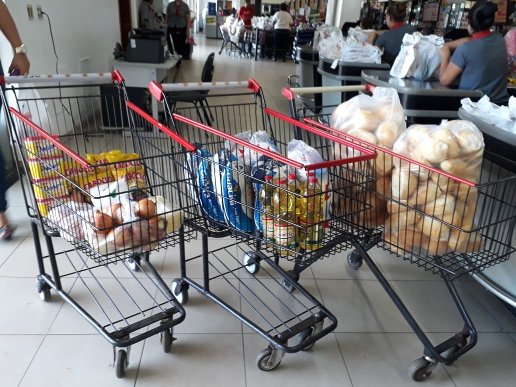 Caminhoneiros em greve contra alta no preço dos combustíveis recebem ajuda de empresários três-lagoense Caminhoneiros em greve contra alta no preço dos combustíveis recebem ajuda de empresários três-lagoense