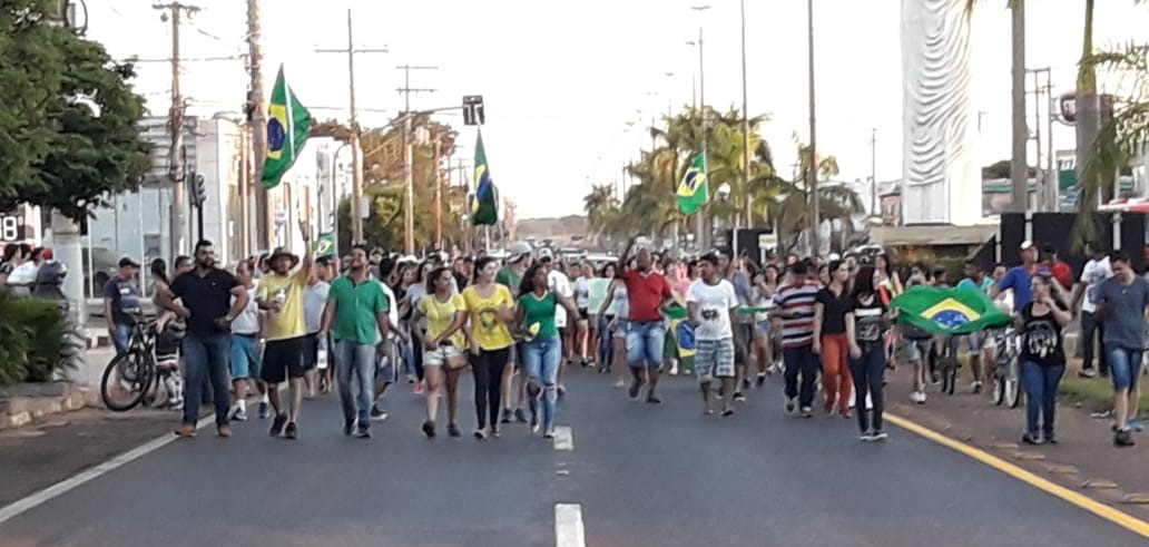 Centenas vão à Ranulpho Marques Leal em apoio à greve dos caminhoneiros