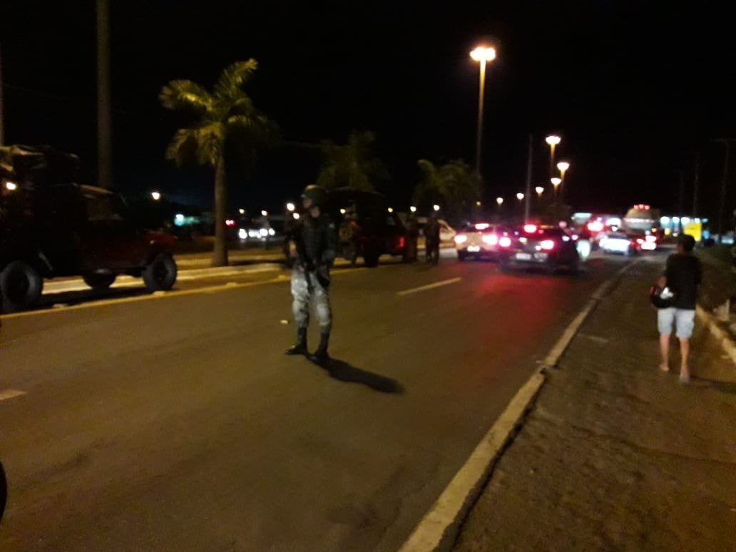 Caminhões tanque são escoltados pela PRF e PM em Três Lagoas