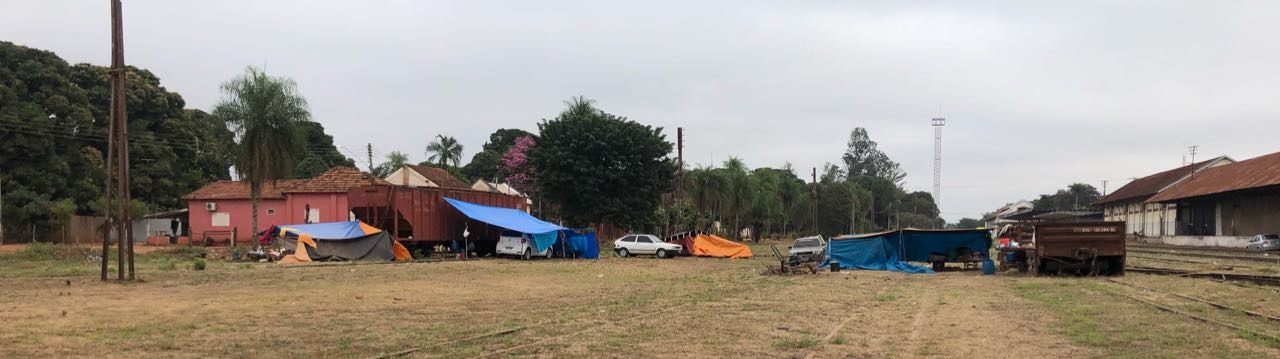 Famílias de ciganos acampam nos trilhos da NOB em Três Lagoas